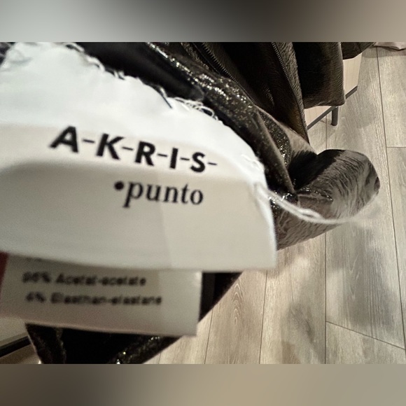 AKRIS PUNTO
Gold & Black Metallic Reversible Jacket - Picture 4 of 4